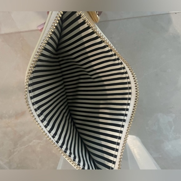 Kate Spade White Clutch Gold
Polka Dots Heart Pull Tab
Women Zip Pouch
Adorable - Picture 4 of 6